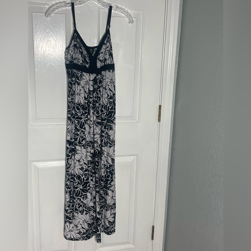 Apt 9 size medium black and white floral tropical women’s maxi dress- v neck